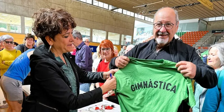 Obsequi de samarretes tècniques als participants a la gimnàstica per a la gent gran