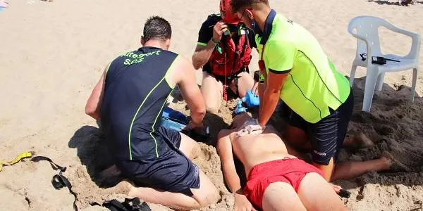La Platja Llarga de Roda de Berà acull un simulacre de salvament i socorrisme