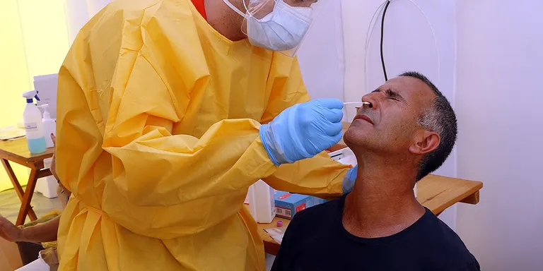 La Covid-19 provoca una nova mort i més de 2.000 contagis al Camp de Tarragona