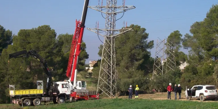 Es comença a retirar la línia elèctrica de les urbanitzacions de Rubí