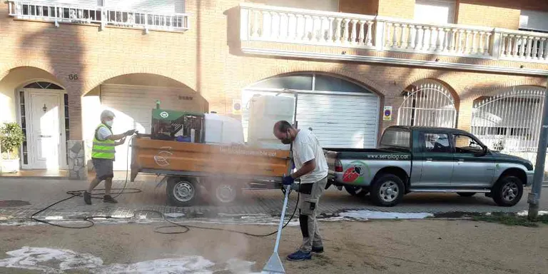 Tractaments amb herbicides ecològics als carrers de Pineda de Mar