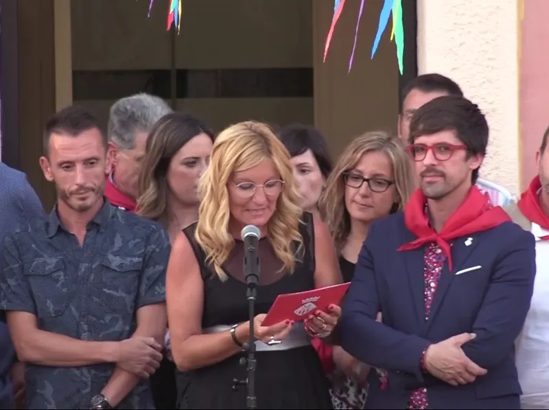 Moment del discurs de l'alcaldessa al balcó de l'Ajuntament
