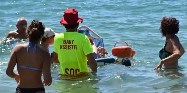 El servei de bany assistit a la platja de Torredembarra ja està actiu
