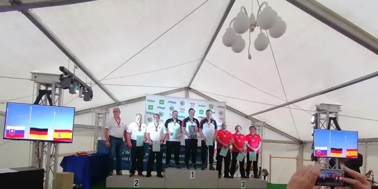 El tirador Jesús Arribas es penja la medalla de bronze al Campionat del Món d’Armes Històriques