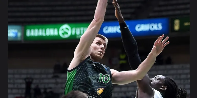 La Penya supera el Lokomotive (100-77) i s’aferra al lideratge a Europa