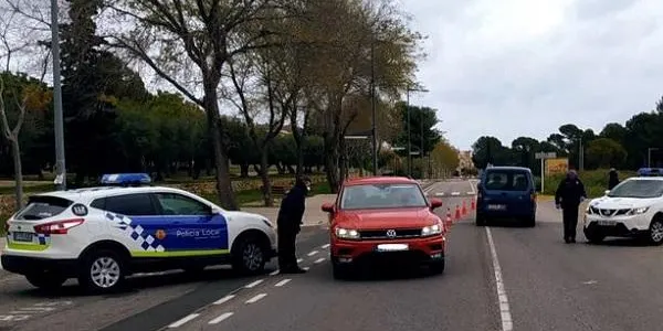 La Policia Local d’Altafulla controla els accessos al municipi per evitar els desplaçaments a les segones residències