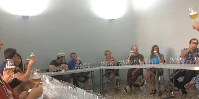 Una desena de persones participa en el tast de cerveses artesanes de l’Ateneu Municipal