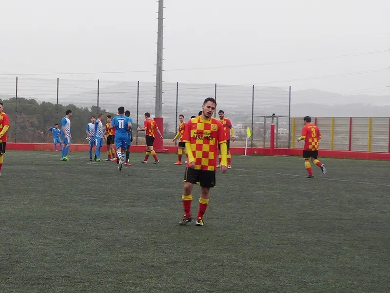 Javi Calvo va fer els dos gols del Veinti al camp del Llorençà / Arxiu