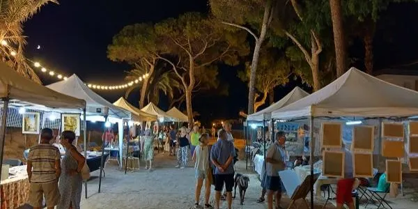 El parc de Voramar d’Altafulla esdevé aquest dissabte un mercat d’Art al carrer