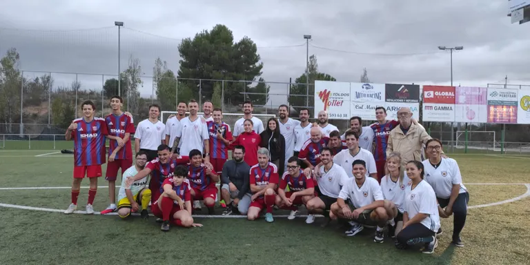 Els jugadors de l'equip inclusiu Genuine del CFMollet i treballadors de Shad compateixen terreny de joc