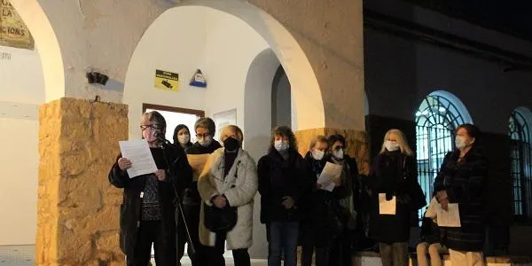 Una vintena de veïns i veïnes d’Altafulla mostren el rebuig a la violència masclista en el 25N