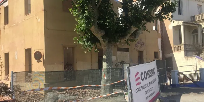 Els veïns del Rial del Bareu estan molestos per les obres d'enderroc de la caserna de la Guàrdia Civil