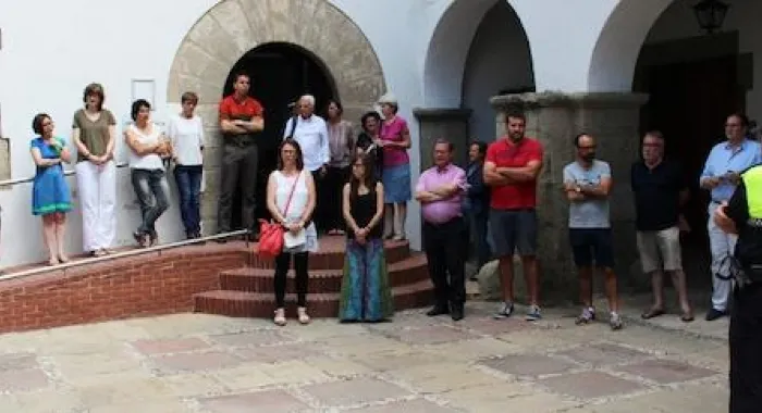 El minut de silencia i la lectura del manifest s'han fet a la plaça de l'Ajuntament ( Foto: Aj. Ar