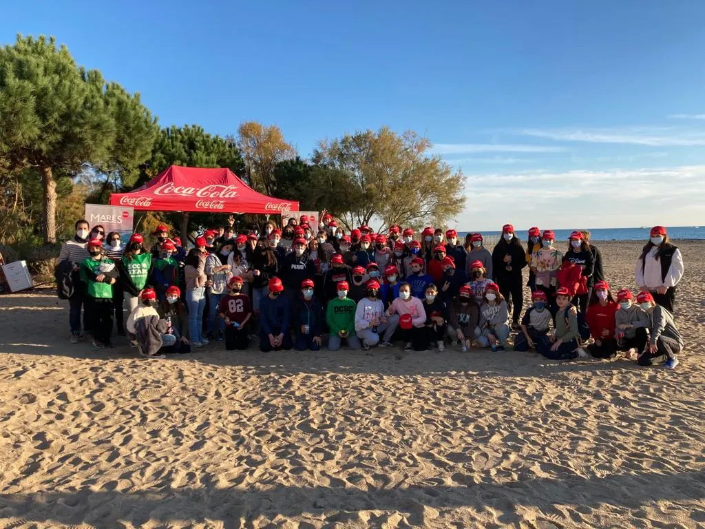 Els alumnes de 1r d’ESO del Vidal i Barraquer de Cambrils netegen les platges del municipi