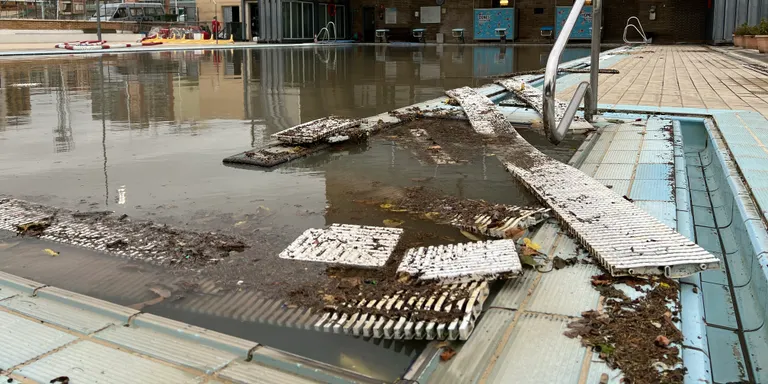 Les fortes pluges deixen inservible durant deu dies la piscina municipal de Balaguer