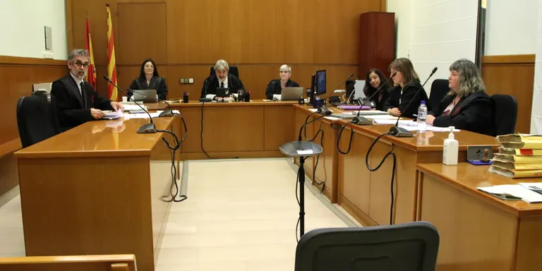 La mare d’Alves fa públiques imatges i el nom de la jove que el va denunciar per violació a Barcelona
