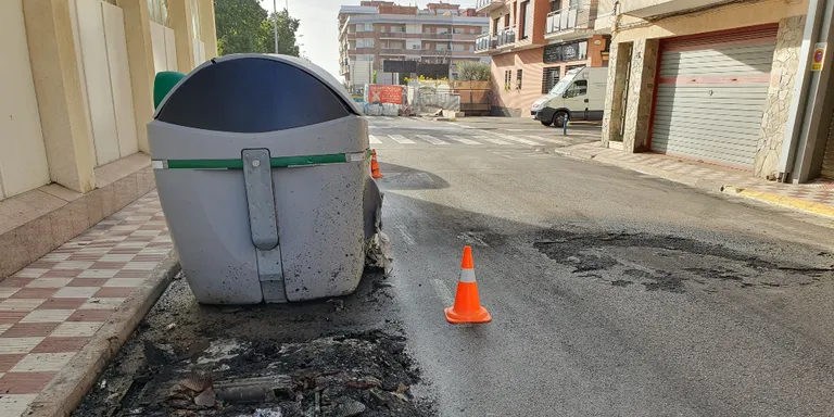 La Policia Local de Pineda investiga la crema de quatre contenidors a Pineda