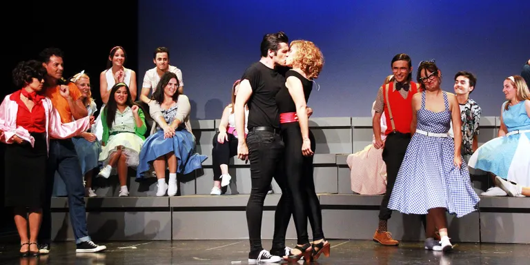 El públic rep amb entusiasme l'estrena de Grease a Pineda, amb la Companyia del Centre