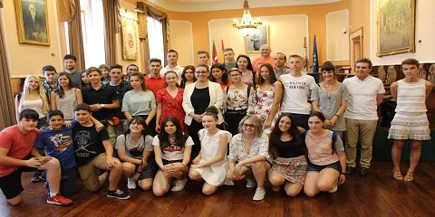 EL AYUNTAMIENTO DE IRUN RECIBE A UNA TREINTENA DE JÓVENES PARTICIPANTES EN EL PROGRAMA ERASMUS