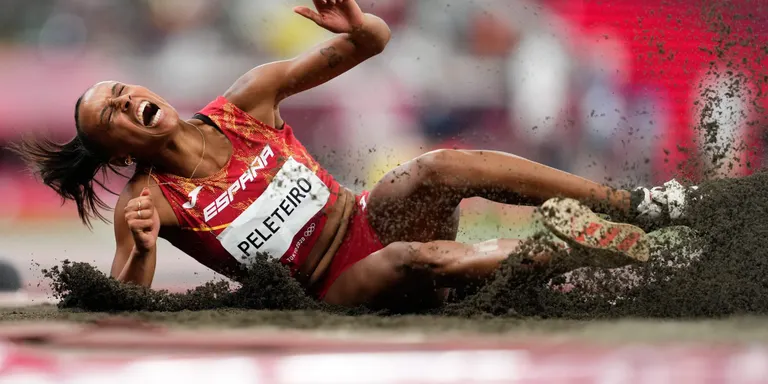 Ana Peleteiro es penja un bronze històric en una final on també cau el rècord del món