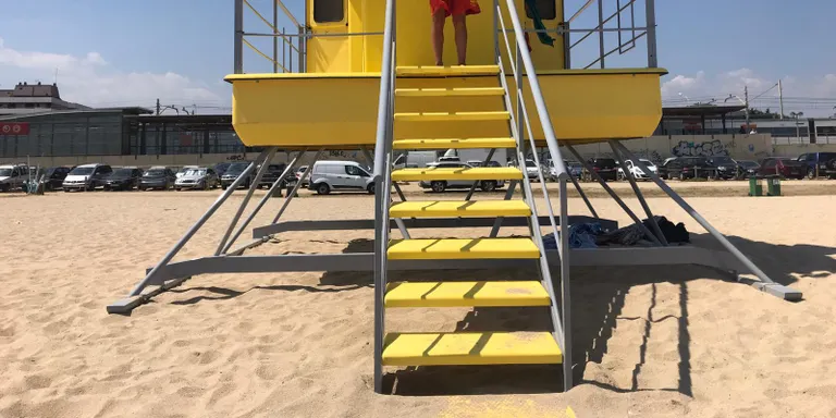 Instal·lada la torre d’intervenció immediata a la platja de Palomares