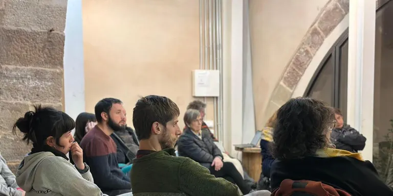 L’Escola Guillem Agulló i Òmnium Alt Camp impulsen un cicle de sessions formatives