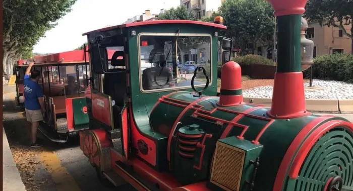 El carrilet en una de les seves parades al costat del Calisay