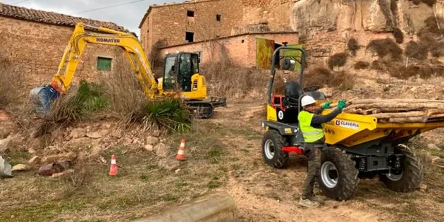 Iniciats els treballs de demolició d'edificis en mal estat al nucli de la Clua, a Bassella