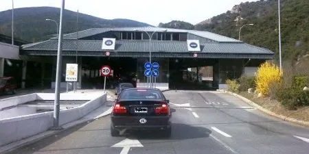 Sanció a la Farga de Moles a una parella nord-catalana que porta la senyera a la matrícula del cotxe