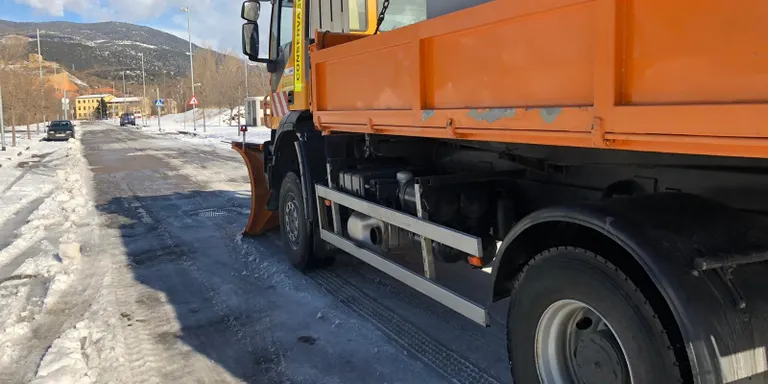 Tercer dia de gestió de la nevada a la Seu amb la incorporació de maquinària pesant