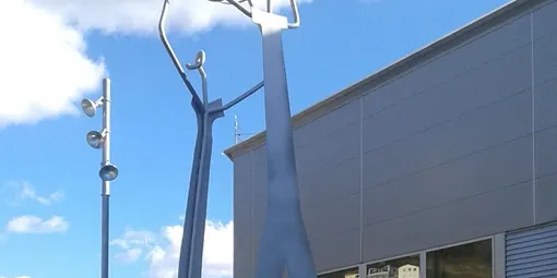 Instal.lada l'escultura commemorativa 'La Seu d'Urgell, Ciutat del Bàsquet 2014'