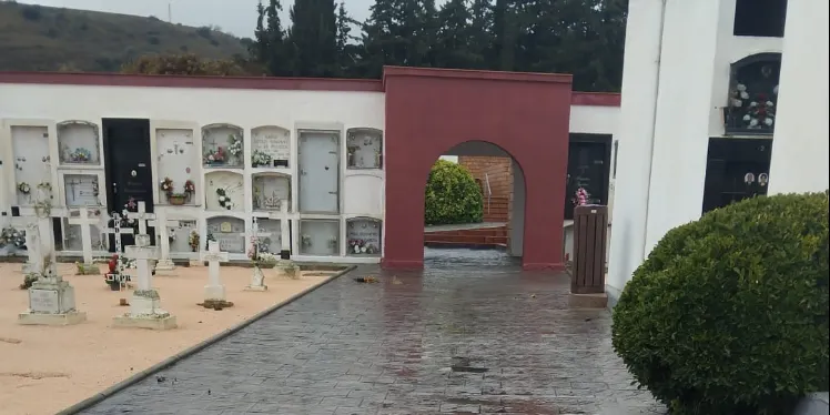 Un robatori deixa a les fosques l’entrada del cementiri d’Alfarràs