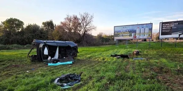 Imputen tres delictes contra la seguretat viària al conductor que va aterrar amb el cotxe al mig d’un camp de cultiu de Torredembarra