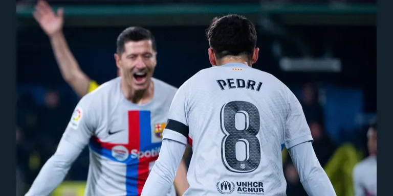 Pedri dona encara més vida al Barça a Vila-Real (0-1)
