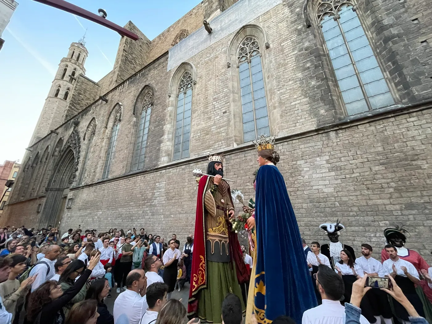 Tres elements de la imatgeria festiva vallenca ballen a la Basílica de Santa Maria del Mar de Barcelona