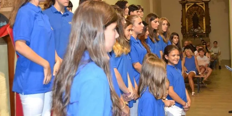 La Coral Juvenil Santa Maria celebra 13 anys estrenant uniforme de gala