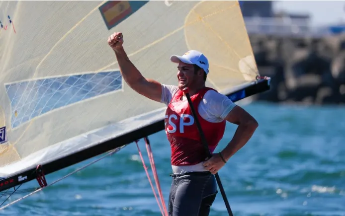 El menorquí Joan Cardona es penja el bronze de la classe Finn de vela
