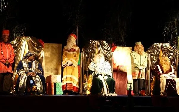 Un centenar d’infants d’Altafulla reben els regals de la mà dels Reis Mags de l’Orient al Casal La Violeta
