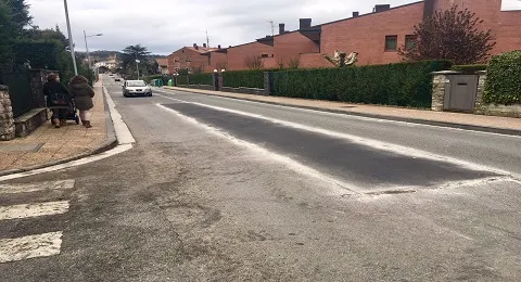 EL AYUNTAMIENTO ASFALTA TRAMOS EN VARIAS CALLES DE LA CIUDAD