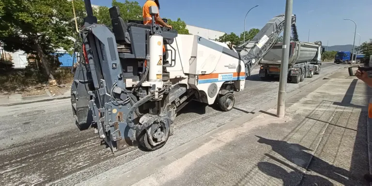 Treballs de millora de l'asfaltatge del carrer Blanquers