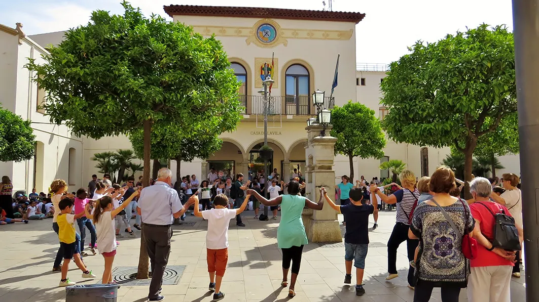 Els alumnes de 4art de primària tanquen el curset de sardanes de Pineda