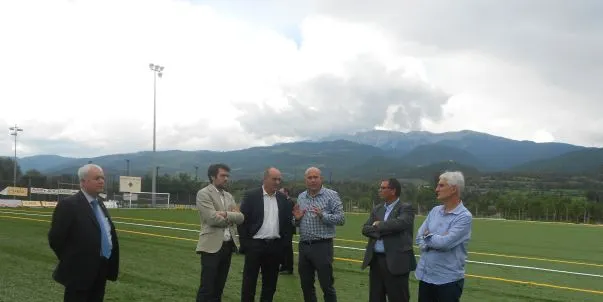 Visita a les obres d'instal.lació de la nova gespa artificial del camp de futbol de la Seu
