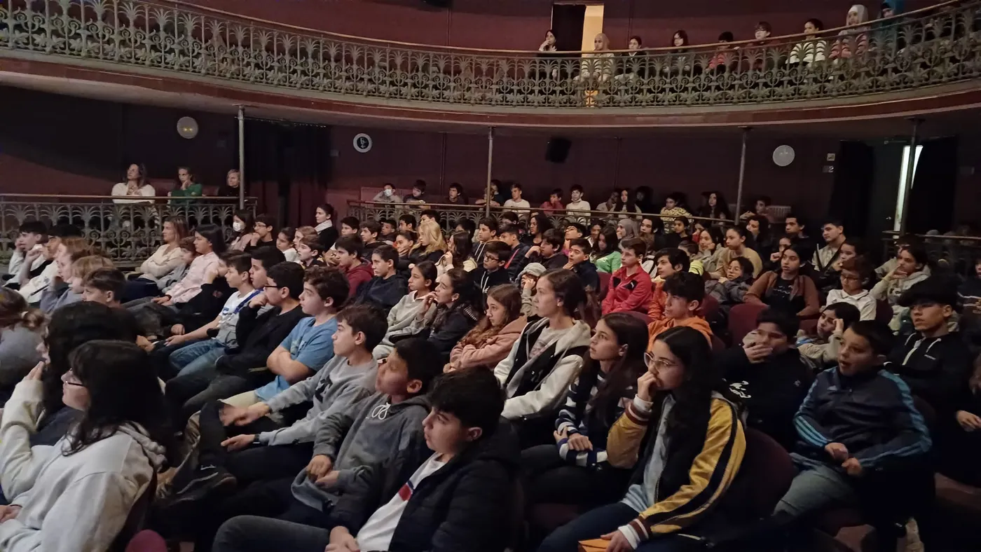 Els alumnes de Valls assisteixen al Teatre Principal per tractar el consum de substàncies addictives