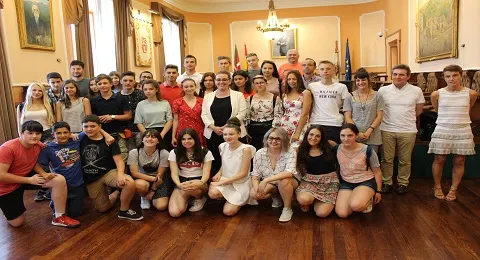 EL AYUNTAMIENTO DE IRUN RECIBE A UNA TREINTENA DE JÓVENES PARTICIPANTES EN EL PROGRAMA ERASMUS