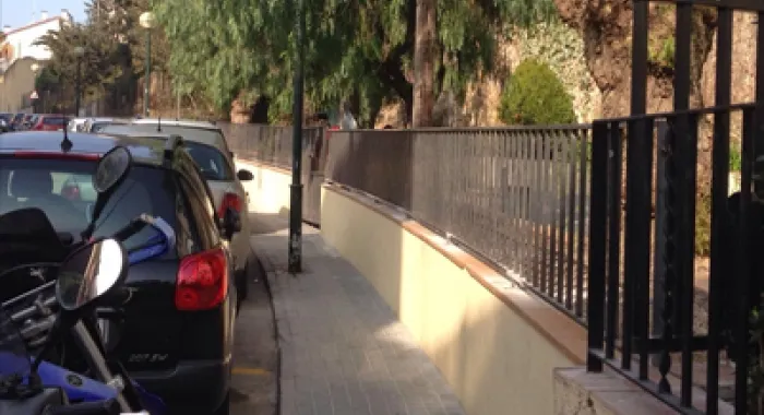 Aquesta mesura és per aconseguir minvar les actituds incÃviques dels joves que s'hi reuneixen
