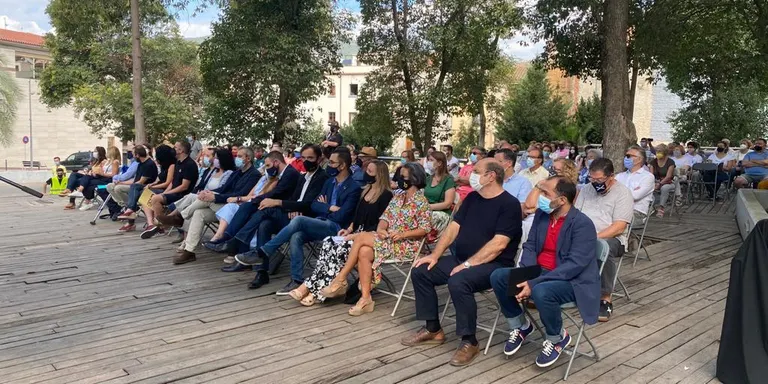L’acte institucional de la Diada a Caldes omple la plaça Onze de Setembre