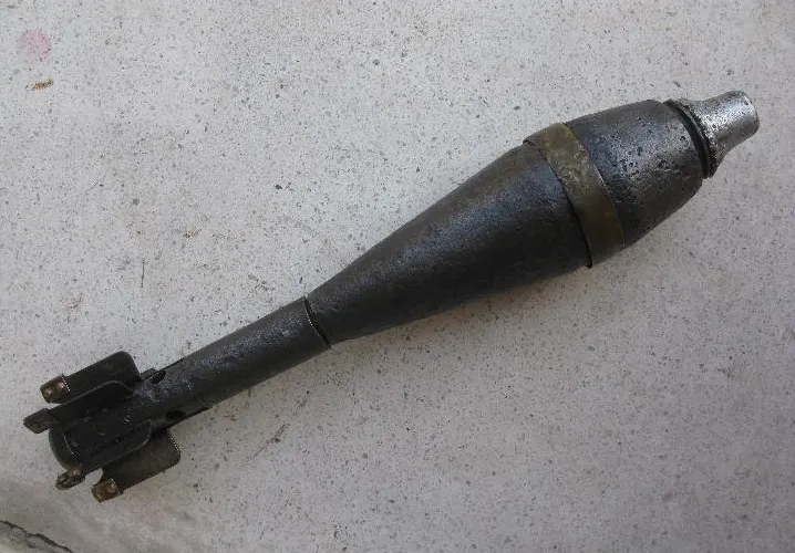 Trobada una granada de morter de 50mm de la guerra civil a la carretera BV1243 a Sant Sebastia de Montmajor