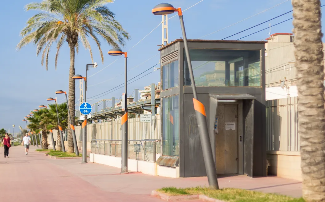 L’Ajuntament aprova els projectes per fer funcionar l’ascensor de l’estació al passeig Marítim