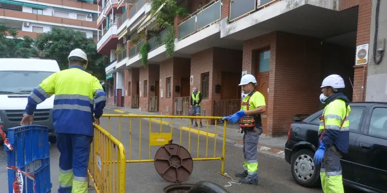El carrer Duran i Bas es talla al trànsit per un solc a la calçada
