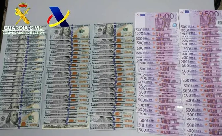La Guàrdia Civil comissa més de 30.000 euros i 17.000 dòlars a la duana de la Farga de Moles